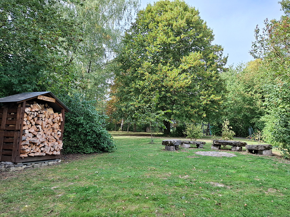 Feuerstelle mit Holzlager Feuerstelle mit Holzlager
